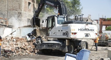 Konak’ta tehlikeli yapı yıkıldı