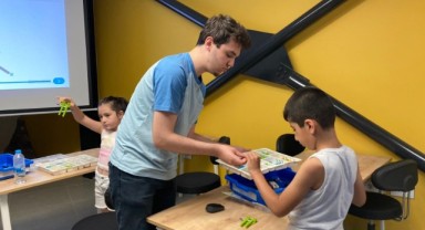 Konaklı çocuklar tatilde eğlenirken öğreniyor