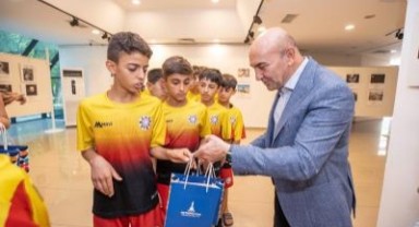 Mardinli çocuklar Başkan Soyer’i ziyaret etti