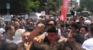 Şiddete karşı yürüyen sağlıkçılara polis şiddeti