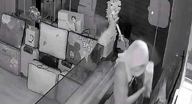 Telefon çalarken kameralara yakalandı: Zenginden alıp fakire veriyorum