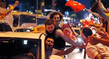 Türkiye'de ilk kez oy kullanacak 6 milyon genç Erdoğan'ın kaderini belirleyebilir