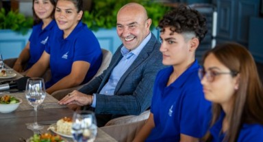 Başkan Soyer şampiyon sutopu takımını kutladı
