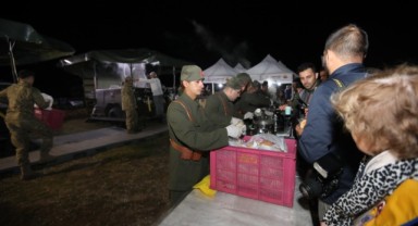 Bayraklılı gençlerden Kocatepe’de Atatürk imzası