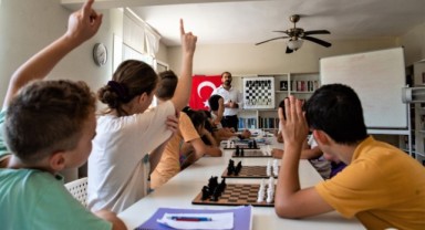 Bornova'nın köylerinde çocuklara satranç eğitimi