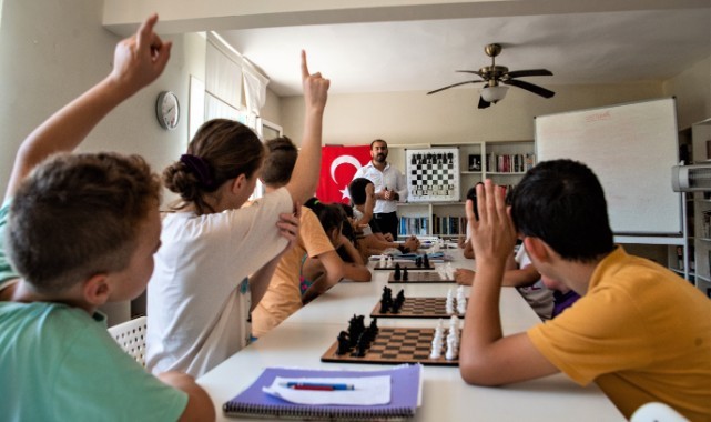 Bornova'nın köylerinde çocuklara satranç eğitimi