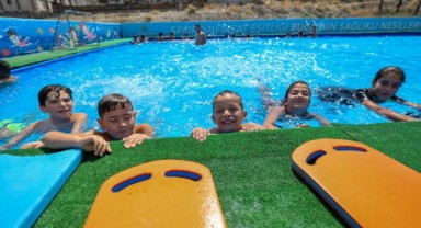 Bucalı çocuklar “mahalledeki havuzda” yüzme öğreniyor