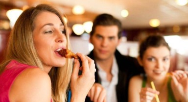 Fast food zincirlerinde çalışanlardan inanılmaz itiraflar: Soğutucuda seks yapanlardan, hamburger çalanlara…