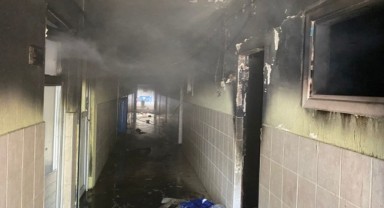 İzmir'de mülteci isyanı! Kapalı spor salonunu ateşe verdiler