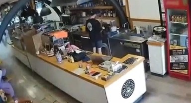 İzmir şiddetli sallandı: Kafe çalışanının hali şaşırttı