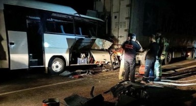 Servis minibüsü TIR’a çarptı! İzmir’deki feci kazada 2 ölü
