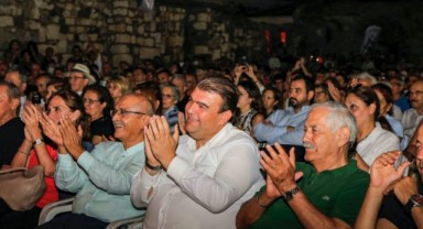 Sığacık Müjdat Gezen'i ayakta alkışladı