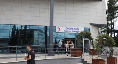Sokak köpeğini vurmak isterken 3 çocuğu vurdu