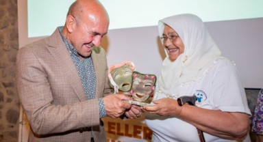 Başkan Soyer sanatı kırsaldan kente yayan tiyatro emekçileriyle buluştu