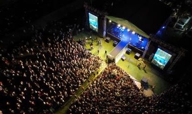 Binlerce İzmirli Gülşen’in şarkılarını söyledi
