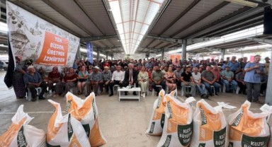 Büyükşehir’den Dikili’deki üreticiye yem desteği