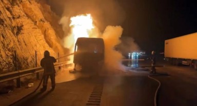 Faciadan dönüldü: Otoyolda 8 ton kömür yüklü TIR yandı