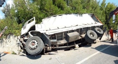 İzmir'de faciaya ramak kala! Freni boşalan kamyon, devrilip sürüklendi