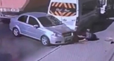 İzmir'de feci kaza! iki aracın arasında kalan adam ölümden döndü