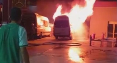 İzmir’de panik anları: Akaryakıt istasyonunun yanında minibüs alev alev yandı