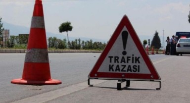 Kamyonet kırmızı ışıkta bekleyen servise çarptı: Ölü ve yaralılar var