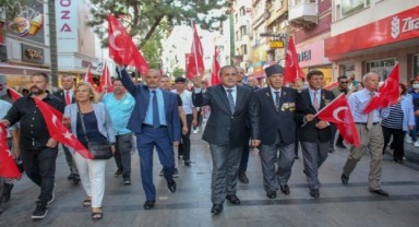Karşıyaka'da gazilerden anlamlı yürüyüş