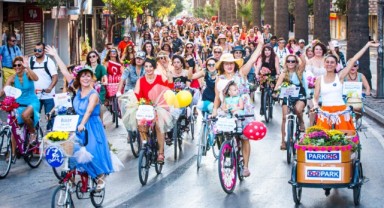 Süslü kadınlar Karşıyaka'da pedallayacak
