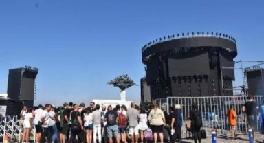 Tarkan'ın yeni sahnesi hazırlandı: Hayranları yer tutmaya başladı