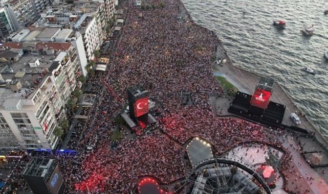 Tunç Soyer: Sevgili İzmir, dün akşam çok güzeldin; hepimizin tek yürek olduğu bu muhteşem buluşmaya hiç kimse gölge düşüremez!