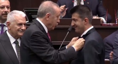 AKP’ye geçen Mehmet Ali Çelebi’nin rozetini Erdoğan taktı