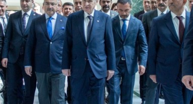 Bahçeli’yi havalimanında karşılayan İzmir valisine CHP’den tepki: Partizanlık devri kapanacak