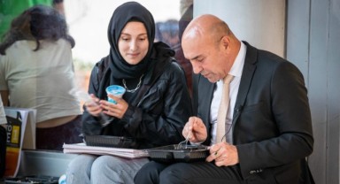 Başkan Soyer üniversitelilerle yemek yedi