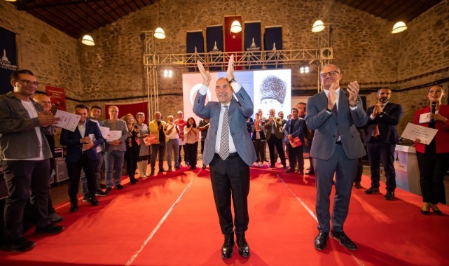 Başkan Soyer Zafer Yolu Yürüyüşü’ne katılanlara sertifikalarını verdi