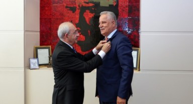 Eski AKP'li vekil CHP'ye katıldı: Rozetini Kılıçdaroğlu taktı