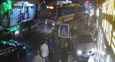 Faciaya kıl payı! El freni çekilmeyen otomobil iş yerine çarptı