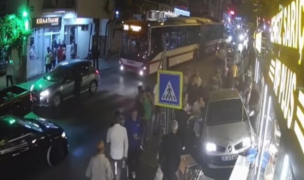 Faciaya kıl payı! El freni çekilmeyen otomobil iş yerine çarptı