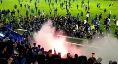 Futbol maçında izdiham: En az 129 ölü