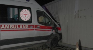 İçerisinde hasta ve sağlık personeli olan ambulansı kaçırdı, üç araca çarptı