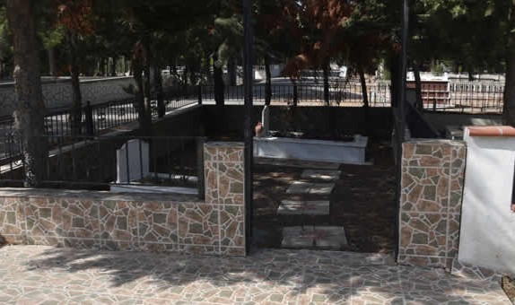 İzmir’de aile mezarlıklarının demir kapılarını çaldılar