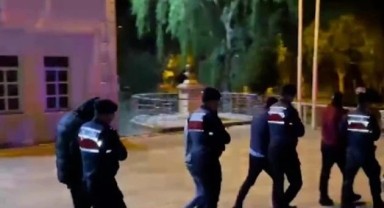İzmir’de göçmen kaçakçısı 8 kişi tutuklandı