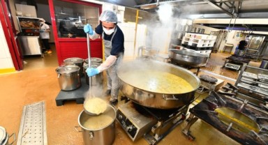 İzmir’de üniversite öğrencilerine yemek desteği bugün başlıyor