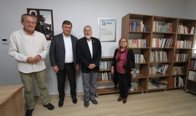 Karşıyakalı çiftten anlamlı kitap bağışı