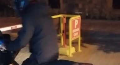 Selçuk'ta ücrete kızıp belediyenin otopark bariyerini kırdı! Başkan Sengel'den tepki