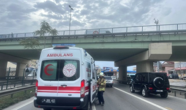 Üst geçitten düşen kişiye otomobil çarptı