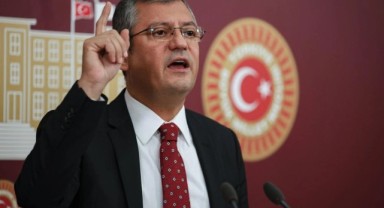 CHP'li Özgür Özel'den sert eleştiriler: 'Tükürdüğü suratı yalıyor, ittirdiği eli tutuyor'