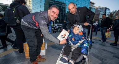 İzmir'de 16 noktada 10 bin Nutuk dağıtıldı