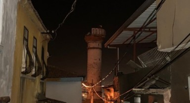 İzmir'de 4.9 büyüklüğünde deprem: Panikle yüksekten atlayan 3 kişi yaralandı