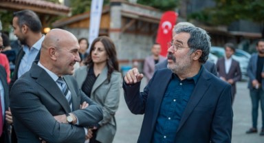İzmir kitaba “dört” elle sarılıyor
