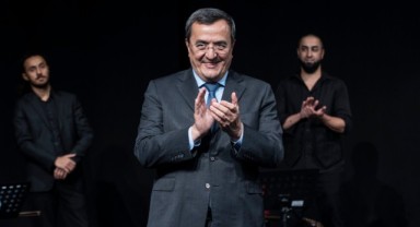 Konak sezona Ortadaki Oyun’la başladı
