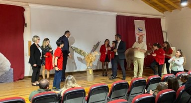 Öğrenciler topladıkları atıklardan heykel yaptı